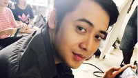 Bintang sinetron SYTD The Series itu mengatakan memang belum mengurus sepenuhnya pergantian identitas. Ia menunggu sidang pembuktian nikah dengan Hilda kelar di PA Bekasi. Foto: Kriss Hatta (Instagram)