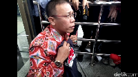Dia memamerkan kaos itu kepada wartawan. Foto: Nur Indah/detikcom