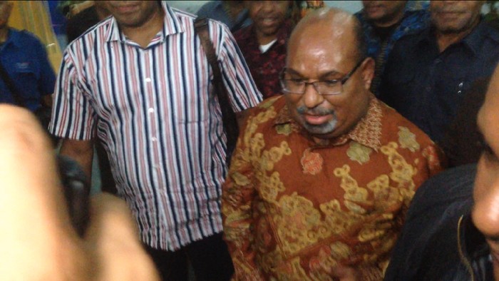 Gubernur Papua Lukas Enembe menjalani pemeriksaan di Bareskrim Polri kasus dugaan korupsi pengelolaan dana APBD 2013-2016. Lukas tampak meninggalkan Bareskrim setelah 6 jam diperiksa.