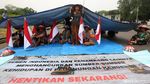 Potret Petani Kendeng Demo di Depan Istana