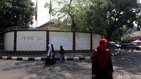 Kawat berduri juga mengitari sekeliling kedubes Myanmar di Jakarta.
