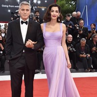 George Clooney menjadi perbincangan ketika akhirnya menjatuhkan pilihan pada seorang pengacara hak asasi, Amal Alamuddin untuk menjadi pendampingnya. Aktor pemenang Oscar ini terpikat akan kecantikan dan kepintaran Amal. Aku tahu saat bertemu dengannya jika ia sangat luar biasa. Aku berpikir apa aku bisa punya kesempatan untuk mengencaninya. Kami berteman awalnya, dan untungnya ia menjadi Iya. Foto: Getty Images