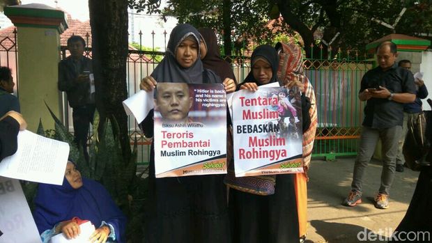 Massa Antikekerasan Rohingya Kembali Demo Kedubes Myanmar
