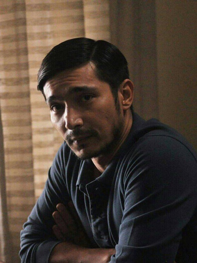 Abimana Aryasatya adalah artis pria yang sukses membintangin film WARKOP Jangkrik Boss ia terlihat ganteng dengan kumis tipisnya. Foto: Instagram