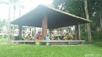 Hal pertama yang mesti kamu coba di Club Med Bintan adalah Yoga by the Beach. Yoga akan dilakukan di sebuah pendopo persis menghadap pantai pada saat pagi dan sore hari (Bonauli/detikTravel)