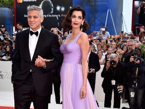 Perdana, Amal Clooney Tebar Pesona Lagi di Karpet Merah Pasca Melahirkan