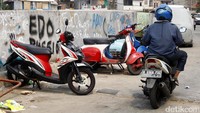 Area ini juga jadi tempat parkir warga.