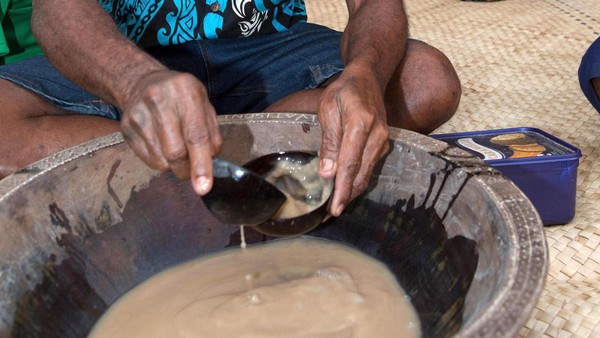 Tamu yang datang ke desa adat Fiji pun akan diajak untuk menikmati grog, sebuah campuran akar Kava yang dipadukan dengan air (Diane Selkirk/BBC) Tamu yang datang ke desa adat Fiji pun akan diajak untuk menikmati grog, sebuah campuran akar Kava yang dipadukan dengan air (Diane Selkirk/BBC)