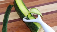 Banyak yang belum tahu bahwa kulit mentimun mengandung lebih banyak nutrisi dibandingkan mentimunya sendiri. Kulit timun kaya akan vitamin K, yang mendukung kesehatan tulang dan pembekuan darah. Cuci bersih untuk menghilangkan lapisan lilin yang sering digunakan untuk mencegah mentimun menjadi memar saat diangkut. Bisa untuk minuman, lalap atau salad.Foto: Istimewa