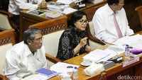 Dari pantauan detikFinance, rapat dimulai pukul 11.08 WIB di ruang rapat komisi XI DPR RI. Hadir Menteri Keuangan RI Sri Mulyani Indrawati dan Wakil Menteri Keuangan RI Mardiasmo.