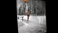 Kompetisi unik bernama Sauna Marathon dilakukan di kota kecih Estonia, Oteepa. Kompetisi ini mengajak para pecinta sauna untuk berlarian di tengah salju dan menikmati sauna (Ints Kalnins/Reuters)