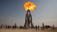 Hanya pada festival inilah Gurun Black Rock Nevada berubah menjadi kota. Setelah festival berakhir, gurun ini tidak ada bedanya dengan gurun dibelahan dunia lain. Panas dan gersang! (Jim Urquhart/Reuters)