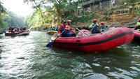 Para peserta menyusuri Sungai Ciliwung. (KLHK).