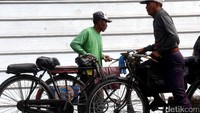 Mereka begitu sabar menunggu penumpang yang ingin mengunakan jasanya.
