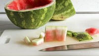 Kulit semangka aman untuk dikonsumsi, dan mengandung sumber alami citrulline, asam amino yang membantu tubuh lebih rilekss, dan melebarkan arteri, bagus untuk tekanan darah. Carilah semangka organik. Kulit semangka bisa dikonsumsi sebagai kudapan menyegarkan di siang hari. Foto: Istimewa