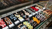 Puas makan dan minum di tempat ini pengunjung bisa membeli aneka cemilan dan cokelat sebagai oleh-oleh yang bentuk dan rasanya juga tak kalah unik (Tri Ispranoto/detikTravel)