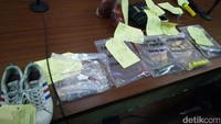 Foto: Polisi menyita sejumlah barang bukti milik pelaku (Edo-detikcom)