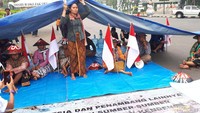 Dulu kami minta Kajian Lingkungan Hidup Stategis (KLHS), ternyata tidak dipenuhi oleh pihak semen, sampai sekarang pun pabrik semen melakukan aktivitas kerusakan lingkungan terus menerus, ucap orator wanita, Sukinah.