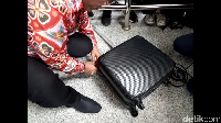 Masinton membawa koper hitam. Dia membongkar koper itu di depan gedung KPK. Foto: Nur Indah/detikcom