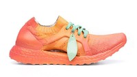 Tak jauh beda dengan ultra boost pepperoni pie dan shrimp & grits, Adidas punya Peach Sneaker yang tak kalah menggemaskan. Paduan warna jingga, merah dan hijau mint terlihat menggemaskan. Foto: Istimewa