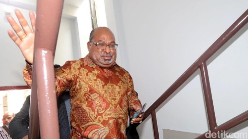 Gubernur Papua Lukas Enembe, memenuhi panggilan kepolisian terkait dugaan korupsi pada pengelolaan APBD Papua 2014-2016, Senin (4/8/2017). Lukas dimintai keterangan sebagai saksi.