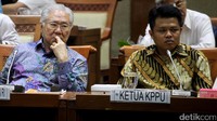Menteri Perdagangan Enggartiasto Lukita bersama Ketua KPPU Muhammad Syarkawi Rauf menghadiri rapat kerja dengan Komisi VI DPR RI.