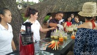 Memiliki tamu dari berbagai negara, Club Med memberikan fasilitas multibahasa. Gentle Operator atau G.O adalah pendamping yang akan menemani tamu dengan bahasa sesuai dengan negara tamu tersebut. Ada sekitar 20 bahasa yang tersedia di Club Med Bintan (Bonauli/detikTravel)