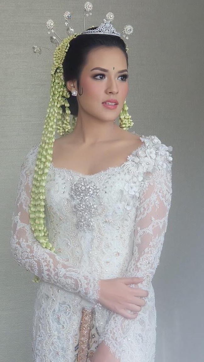 Saat menikahi Hamish Daud pada September silam, makeup Raisa menuai kontroversi. Ada yang bilang cantik karena memancarkan aura kecantikan alaminya, namun tak sedikit netizen mengatakan bahwa makeupnya terlalu sederhana untuk tampilan pengantin. Netizen pun mengatakan makeup Raisa kala itu tidak manglingi.  Foto: Instagram