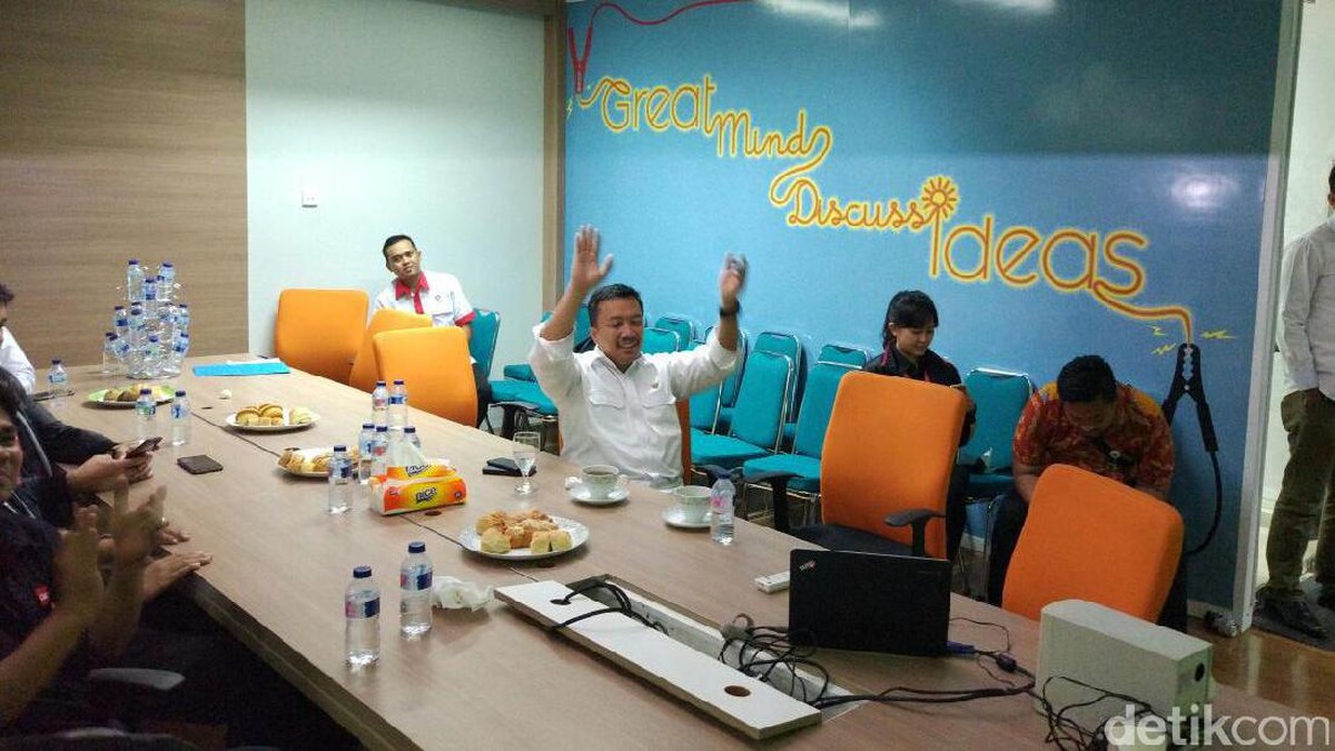 Menpora Imam Nahrawi nobar Indonesia vs Myanmar di kanto detikcom (Detiksport/Doni Wahyudi)