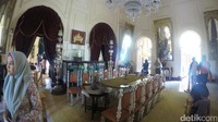 Inilah ruang makan sultan. Wisatawan bisa melihat aneka barang yang ada di sana termasuk lampu kristal Eropa (Fitraya/detikTravel)