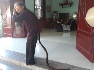 Viral, Rambut Wanita yang Mirip Ular saking Panjang dan Kaku