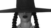 Kelly Rowland, rekannya di Destiny’s Child juga tampak mengenakan topi besar, kalung dengan rambut yang dikepang dua. Foto: dok. Beyonce