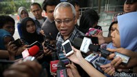 Arif tiba sekitar pukul 11.00 WIB. Arif mengenakan kemeja kotak-kotak berwarna hitam putih.