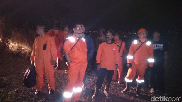 Penyisiran dilakukan guna memastikan tak ada api yang masih menyala di Gunung Guntur