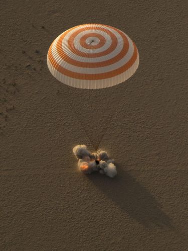 Soyuz yang ditumpangi Peggy Whiston saat mendarat di bumi.