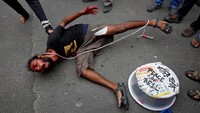 Demonstran menggelar aksi teaterikal yang menggambarkan penderitaan warga Rohingya dalam unjuk rasa di Kolkata, India, 4 September 2017. REUTERS/Rupak De Chowdhuri.