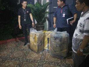 Di Rumah Ortu Bos First Travel, Polisi Bawa 3 Koper Data Jemaah