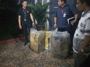 Di Rumah Ortu Bos First Travel, Polisi Bawa 3 Koper Data Jemaah