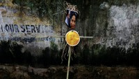 Mereka menyindir nobel yang diraih Aung San Suu Kyi terkait sikap diamnya terhadap konflik ini. REUTERS/Rupak De Chowdhuri.