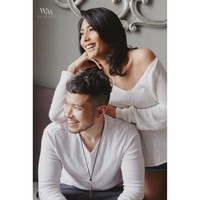 Menikah pada 8 Juli 2017, Tyas Mirasih dan Raiden Soedjono membuat serangkaian pemotretan prewedding. Selain konsep formal, mereka juga melakukan sesi foto romantis bertemakan rumahan. Keduanya berpose mesra dengan busana casual, seolah menikmati kebersamaan di rumah. Foto: Dok. Instagram