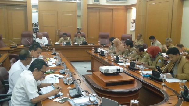 Rapat digelar di Balai Kota.