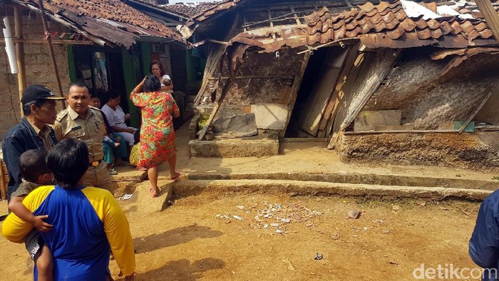 Mak Cacih, Keluarga Miskin di Sukabumi