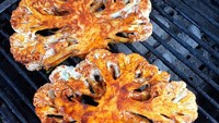 Tandoori cauliflower steaks ini dibuat dari kembang kol dan disajikan di di Spice Box, Kerb street food market, Kings Cross, London Foto: Istimewa
