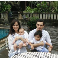 Fachri dan Renata selalu kompak saat menjaga anak mereka. Foto: Instagram