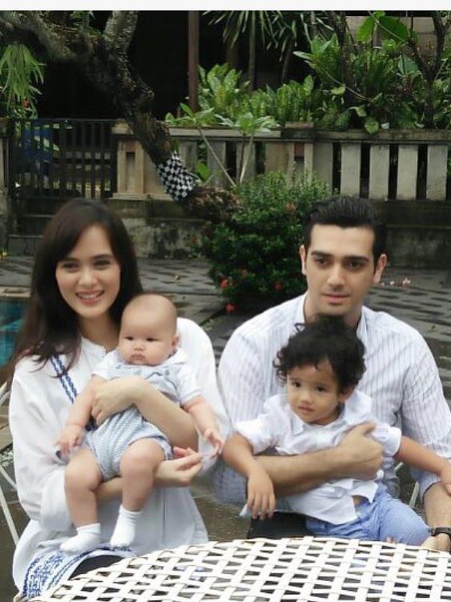 Fachri dan Renata selalu kompak saat menjaga anak mereka. Foto: Instagram