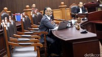 Bambang Widjojanto menyampaikan pendapatnya di hadapan hakim konstitusi.