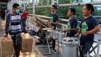 Mereka menyanyikan lagu-lagu bernada cepat untuk menghibur penyeberang jalan.