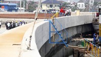 Kepala BBWS (Balai Besar Wilayah Sungai) Cilincing Cisadane, T. Iskandar menjelaskan progres paket 1 (Muara Baru) tersebut saat ini telah mencapai 57,97% dengan tanggul yang sudah terbangun sudah mencapai 1.317 meter.
