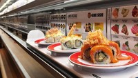 Kalau ini penyajian sushi yang unik. Genki Sushi mengantar sushi dengan kereta cepat bernama Kousuku Lane. Kecepatan kereta ini dua kali lipat ban bergulir (conveyor belt). Foto: Istimewa