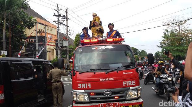 Fashion Show di atas mobil damkar di Yogyakarta.